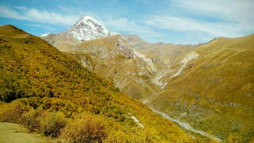 Schneebedeckter Berg Kazbek im Herbst, unweit von Tiflis