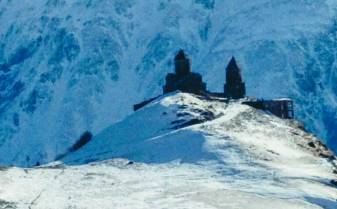 Die Gergeti Wallfahrtskirche mit Kloster im Schnee