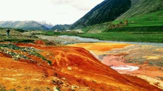 Schwefelquellen, ein Kohlensäurepool und verlassene Dörfer im Trusso-Hochtal