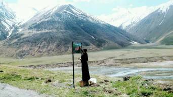 ein Mönch malt die Tafel zum im Winter neu bezogenen Kloster