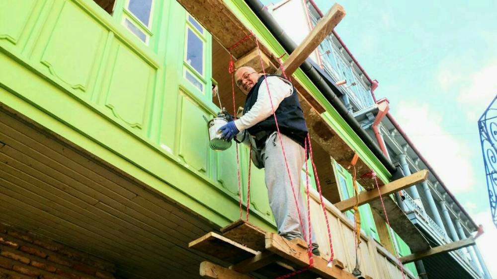 die typischen Holzlauben und -balkone der tifliser Altstadt haben ihren besonderen Charme