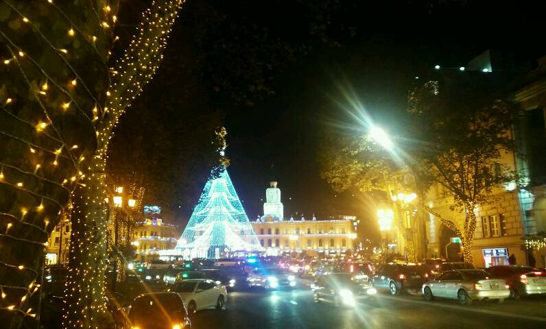 Der Freiheitsplatz in Tblisi ist weihnachtlich beleuchtet