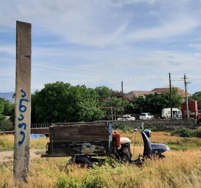 Wunderbarer gebasteltes Motorrad mit Ladefläche in einem Dorf in Georgien
