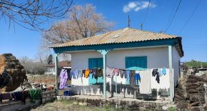 Im 19. Jh. wurden hier die Duchobor aus Russland angesiedelt. Hier das Haus einer Dochobor Familie