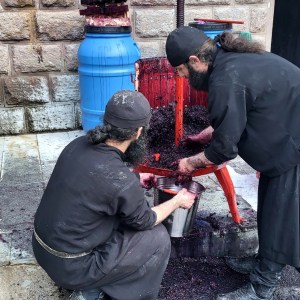 Mönche machen Wein im Grossen Kaukasus