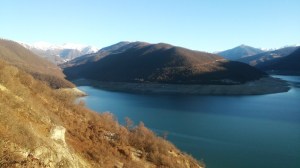 grosser Stausee im Kaukasusgebirge